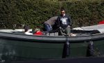 Amsterdam 19 april 2020
Prins Bernhard Prinses Annette en hun kinderen aan het varen op de grachten van Amsterdam . Ze varen in een groene waterdream ( Merk van Prins Bernhard)