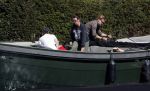Amsterdam 19 april 2020
Prins Bernhard Prinses Annette en hun kinderen aan het varen op de grachten van Amsterdam . Ze varen in een groene waterdream ( Merk van Prins Bernhard)