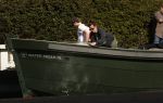 Amsterdam 19 april 2020
Prins Bernhard Prinses Annette en hun kinderen aan het varen op de grachten van Amsterdam . Ze varen in een groene waterdream ( Merk van Prins Bernhard)