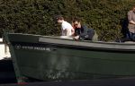 Amsterdam 19 april 2020
Prins Bernhard Prinses Annette en hun kinderen aan het varen op de grachten van Amsterdam . Ze varen in een groene waterdream ( Merk van Prins Bernhard)