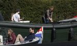 Amsterdam 19 april 2020
Prins Bernhard Prinses Annette en hun kinderen aan het varen op de grachten van Amsterdam . Ze varen in een groene waterdream ( Merk van Prins Bernhard)
