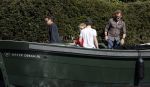 Amsterdam 19 april 2020
Prins Bernhard Prinses Annette en hun kinderen aan het varen op de grachten van Amsterdam . Ze varen in een groene waterdream ( Merk van Prins Bernhard)