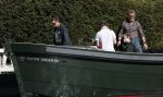 Amsterdam 19 april 2020
Prins Bernhard Prinses Annette en hun kinderen aan het varen op de grachten van Amsterdam . Ze varen in een groene waterdream ( Merk van Prins Bernhard)