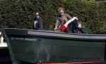 Amsterdam 19 april 2020
Prins Bernhard Prinses Annette en hun kinderen aan het varen op de grachten van Amsterdam . Ze varen in een groene waterdream ( Merk van Prins Bernhard)