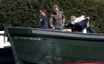 Amsterdam 19 april 2020
Prins Bernhard Prinses Annette en hun kinderen aan het varen op de grachten van Amsterdam . Ze varen in een groene waterdream ( Merk van Prins Bernhard)