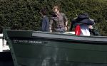 Amsterdam 19 april 2020
Prins Bernhard Prinses Annette en hun kinderen aan het varen op de grachten van Amsterdam . Ze varen in een groene waterdream ( Merk van Prins Bernhard)