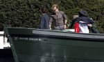 Amsterdam 19 april 2020
Prins Bernhard Prinses Annette en hun kinderen aan het varen op de grachten van Amsterdam . Ze varen in een groene waterdream ( Merk van Prins Bernhard)