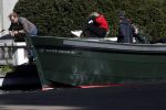 Amsterdam 19 april 2020
Prins Bernhard Prinses Annette en hun kinderen aan het varen op de grachten van Amsterdam . Ze varen in een groene waterdream ( Merk van Prins Bernhard)