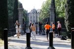 Den Haag 27 april 2020
ivm het corona virus is koningsdag in Maastricht afgelast en vieren Koning Willem Alexander Koningin Maxim en hun dochter prinses Amalia en Ariane de verjaardag van WA op paleis huis ten Bosch. Publiek zingt het wilhemus