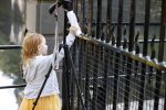 Den Haag 27 april 2020
ivm het corona virus is koningsdag in Maastricht afgelast en vieren Koning Willem Alexander Koningin Maxim en hun dochter prinses Amalia en Ariane de verjaardag van WA op paleis huis ten Bosch. Publiek zingt het wilhemus