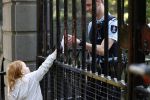 Den Haag 27 april 2020
ivm het corona virus is koningsdag in Maastricht afgelast en vieren Koning Willem Alexander Koningin Maxim en hun dochter prinses Amalia en Ariane de verjaardag van WA op paleis huis ten Bosch. Publiek zingt het wilhemus