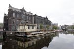 Amsterdam 26 april 2020
Amsterdam is uitgestorven in corona tijd. Bij het paleis op de Dam het Rijksmuseum de grachten de leidsestraat Leidseplein Rembrandtplein etc lopen bijna geen mensen.. Rederij Kooij ( rondvaartboten )