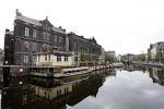 Amsterdam 26 april 2020
Amsterdam is uitgestorven in corona tijd. Bij het paleis op de Dam het Rijksmuseum de grachten de leidsestraat Leidseplein Rembrandtplein etc lopen bijna geen mensen.. Rederij Kooij ( rondvaartboten )