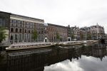Amsterdam 26 april 2020
Amsterdam is uitgestorven in corona tijd. Bij het paleis op de Dam het Rijksmuseum de grachten de leidsestraat Leidseplein Rembrandtplein etc lopen bijna geen mensen.. Rederij Kooij ( rondvaartboten )