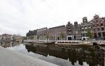 Amsterdam 26 april 2020
Amsterdam is uitgestorven in corona tijd. Bij het paleis op de Dam het Rijksmuseum de grachten de leidsestraat Leidseplein Rembrandtplein etc lopen bijna geen mensen.. Rederij Kooij ( rondvaartboten )