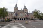 Amsterdam 26 april 2020
Amsterdam is uitgestorven in corona tijd. Bij het paleis op de Dam het Rijksmuseum de grachten de leidsestraat Leidseplein Rembrandtplein etc lopen bijna geen mensen.