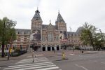 Amsterdam 26 april 2020
Amsterdam is uitgestorven in corona tijd. Bij het paleis op de Dam het Rijksmuseum de grachten de leidsestraat Leidseplein Rembrandtplein etc lopen bijna geen mensen.