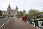 Amsterdam 26 april 2020
Amsterdam is uitgestorven in corona tijd. Bij het paleis op de Dam het Rijksmuseum de grachten de leidsestraat Leidseplein Rembrandtplein etc lopen bijna geen mensen.