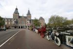 Amsterdam 26 april 2020
Amsterdam is uitgestorven in corona tijd. Bij het paleis op de Dam het Rijksmuseum de grachten de leidsestraat Leidseplein Rembrandtplein etc lopen bijna geen mensen.