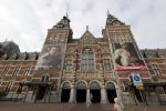 Amsterdam 26 april 2020
Amsterdam is uitgestorven in corona tijd. Bij het paleis op de Dam het Rijksmuseum de grachten de leidsestraat Leidseplein Rembrandtplein etc lopen bijna geen mensen.