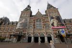 Amsterdam 26 april 2020
Amsterdam is uitgestorven in corona tijd. Bij het paleis op de Dam het Rijksmuseum de grachten de leidsestraat Leidseplein Rembrandtplein etc lopen bijna geen mensen.