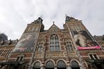 Amsterdam 26 april 2020
Amsterdam is uitgestorven in corona tijd. Bij het paleis op de Dam het Rijksmuseum de grachten de leidsestraat Leidseplein Rembrandtplein etc lopen bijna geen mensen.