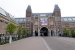 Amsterdam 26 april 2020
Amsterdam is uitgestorven in corona tijd. Bij het paleis op de Dam het Rijksmuseum de grachten de leidsestraat Leidseplein Rembrandtplein etc lopen bijna geen mensen.