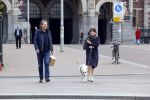 Amsterdam 26 april 2020
Robert ten Brink en zijn vrouw Roos halen samen met hun hond een ontnijtje bij het restaurant van het Rijksmuseum.