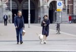 Amsterdam 26 april 2020
Robert ten Brink en zijn vrouw Roos halen samen met hun hond een ontnijtje bij het restaurant van het Rijksmuseum.