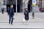 Amsterdam 26 april 2020
Robert ten Brink en zijn vrouw Roos halen samen met hun hond een ontnijtje bij het restaurant van het Rijksmuseum.