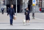 Amsterdam 26 april 2020
Robert ten Brink en zijn vrouw Roos halen samen met hun hond een ontnijtje bij het restaurant van het Rijksmuseum.