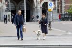 Amsterdam 26 april 2020
Robert ten Brink en zijn vrouw Roos halen samen met hun hond een ontnijtje bij het restaurant van het Rijksmuseum.