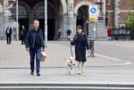 Amsterdam 26 april 2020
Robert ten Brink en zijn vrouw Roos halen samen met hun hond een ontnijtje bij het restaurant van het Rijksmuseum.