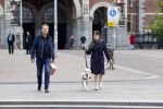 Amsterdam 26 april 2020
Robert ten Brink en zijn vrouw Roos halen samen met hun hond een ontnijtje bij het restaurant van het Rijksmuseum.