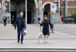 Amsterdam 26 april 2020
Robert ten Brink en zijn vrouw Roos halen samen met hun hond een ontnijtje bij het restaurant van het Rijksmuseum.