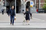 Amsterdam 26 april 2020
Robert ten Brink en zijn vrouw Roos halen samen met hun hond een ontnijtje bij het restaurant van het Rijksmuseum.