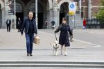 Amsterdam 26 april 2020
Robert ten Brink en zijn vrouw Roos halen samen met hun hond een ontnijtje bij het restaurant van het Rijksmuseum.