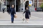 Amsterdam 26 april 2020
Robert ten Brink en zijn vrouw Roos halen samen met hun hond een ontnijtje bij het restaurant van het Rijksmuseum.