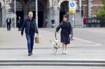 Amsterdam 26 april 2020
Robert ten Brink en zijn vrouw Roos halen samen met hun hond een ontnijtje bij het restaurant van het Rijksmuseum.