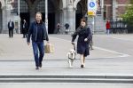 Amsterdam 26 april 2020
Robert ten Brink en zijn vrouw Roos halen samen met hun hond een ontnijtje bij het restaurant van het Rijksmuseum.