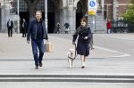 Amsterdam 26 april 2020
Robert ten Brink en zijn vrouw Roos halen samen met hun hond een ontnijtje bij het restaurant van het Rijksmuseum.