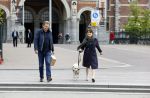 Amsterdam 26 april 2020
Robert ten Brink en zijn vrouw Roos halen samen met hun hond een ontnijtje bij het restaurant van het Rijksmuseum.