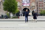 Amsterdam 26 april 2020
Robert ten Brink en zijn vrouw Roos halen samen met hun hond een ontnijtje bij het restaurant van het Rijksmuseum.