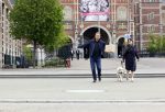 Amsterdam 26 april 2020
Robert ten Brink en zijn vrouw Roos halen samen met hun hond een ontnijtje bij het restaurant van het Rijksmuseum.