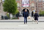 Amsterdam 26 april 2020
Robert ten Brink en zijn vrouw Roos halen samen met hun hond een ontnijtje bij het restaurant van het Rijksmuseum.