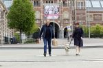 Amsterdam 26 april 2020
Robert ten Brink en zijn vrouw Roos halen samen met hun hond een ontnijtje bij het restaurant van het Rijksmuseum.