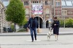 Amsterdam 26 april 2020
Robert ten Brink en zijn vrouw Roos halen samen met hun hond een ontnijtje bij het restaurant van het Rijksmuseum.