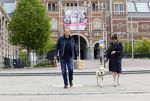 Amsterdam 26 april 2020
Robert ten Brink en zijn vrouw Roos halen samen met hun hond een ontnijtje bij het restaurant van het Rijksmuseum.