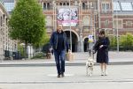 Amsterdam 26 april 2020
Robert ten Brink en zijn vrouw Roos halen samen met hun hond een ontnijtje bij het restaurant van het Rijksmuseum.
