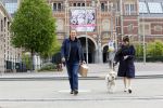 Amsterdam 26 april 2020
Robert ten Brink en zijn vrouw Roos halen samen met hun hond een ontnijtje bij het restaurant van het Rijksmuseum.